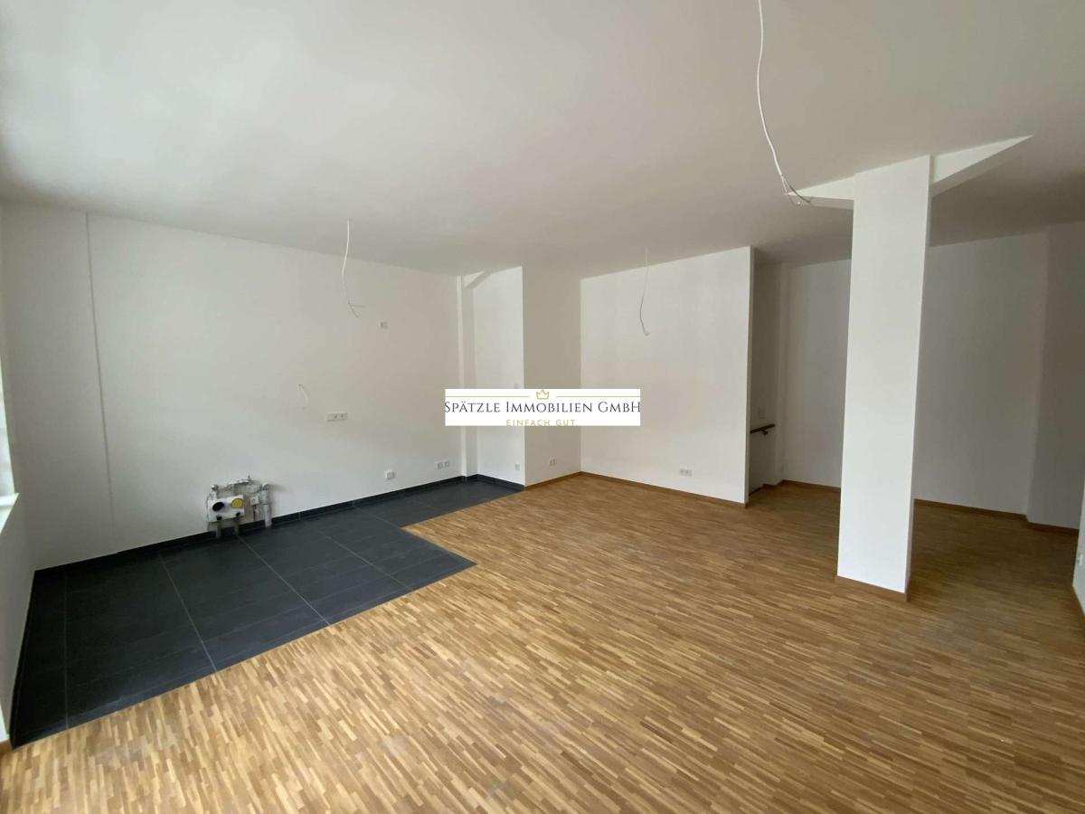 Wohn- und Essbereich mit Zugang zum Balkon 1.1