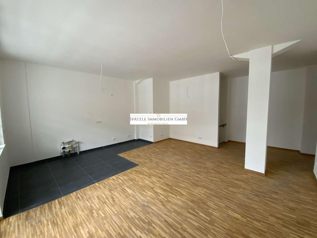 Wohn- und Essbereich mit Zugang zum Balkon 1.1