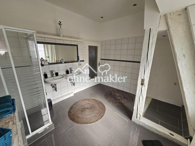 Bad mit Dusche und Waschbecken