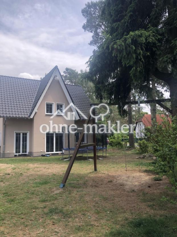 Hausansicht mit Schaukel