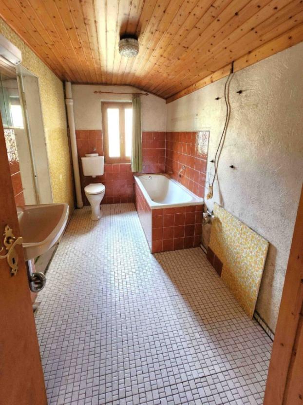 2.OG Bad sanierungsbedürftig