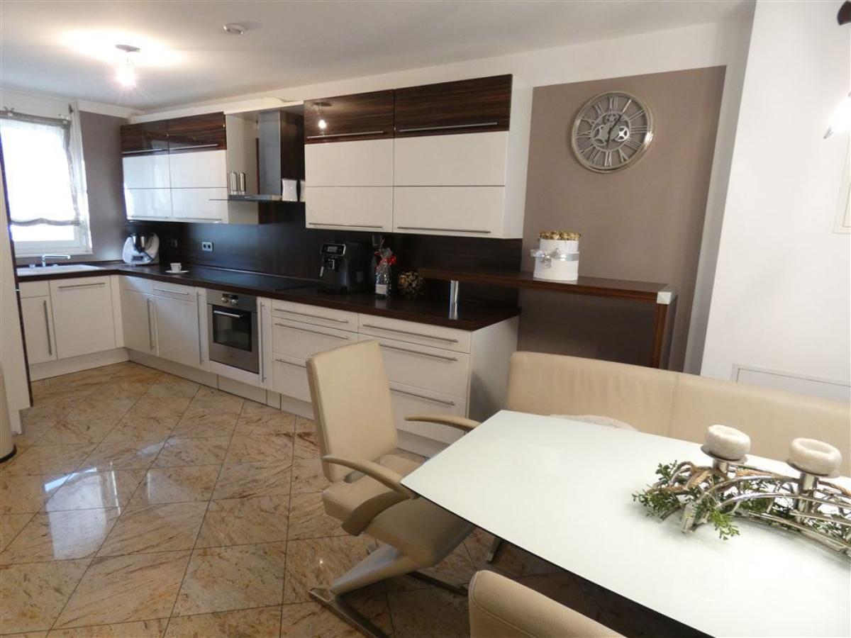 gemütlicher und offener Ess und Kochbereich