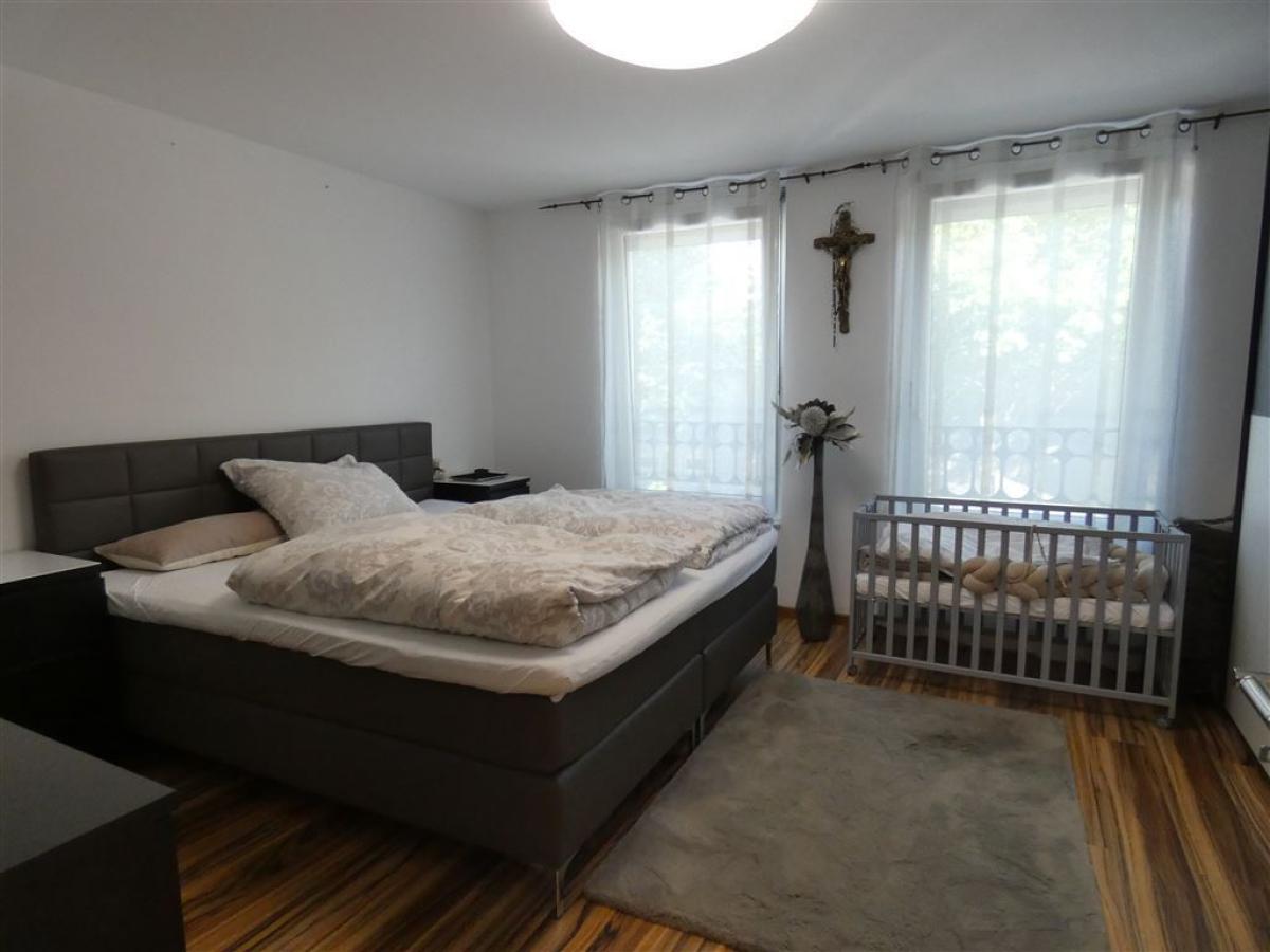 geräumiges Schlafzimmer