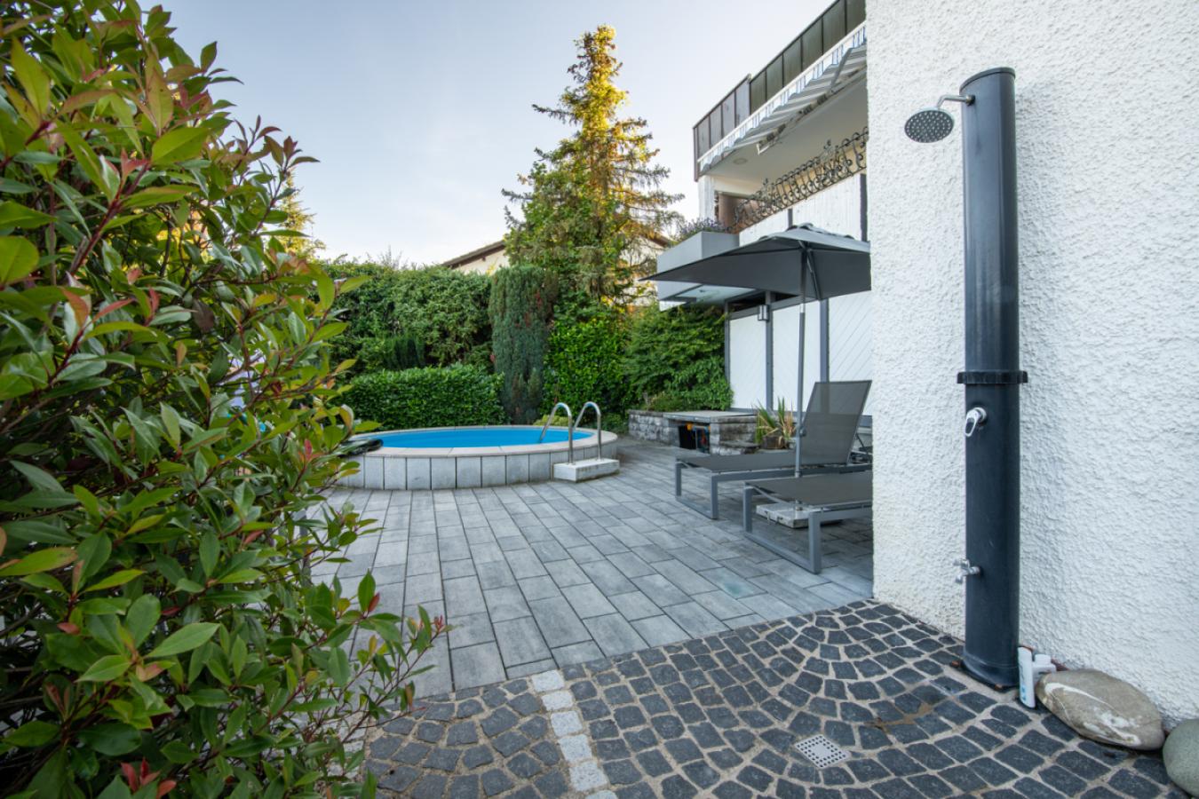 UG Terrasse Pool Aussendusche