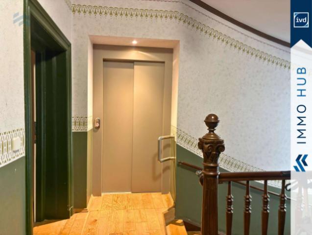 Treppenhaus mit Aufzug