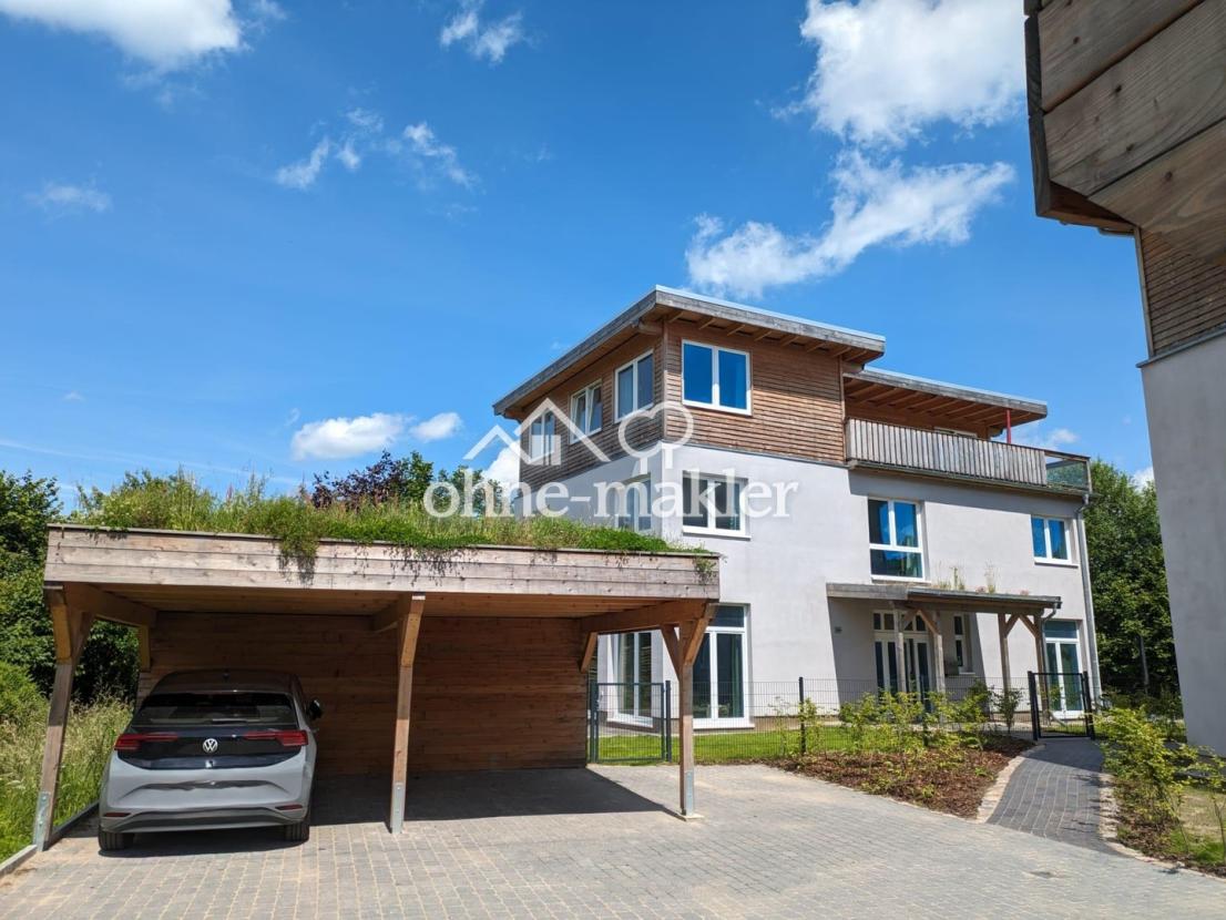 Außenansicht mit Carports 