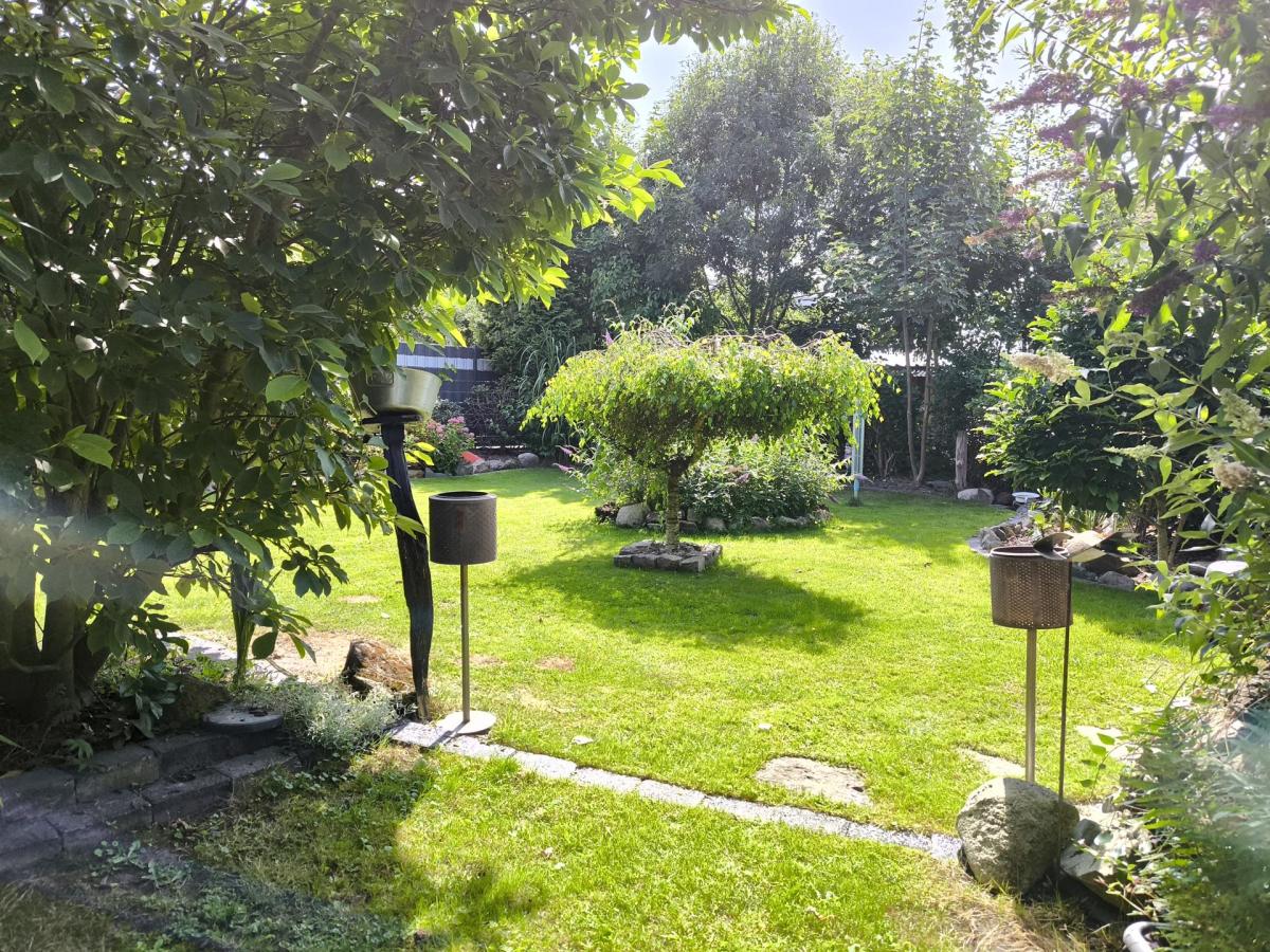 Garten von Steinbank aus