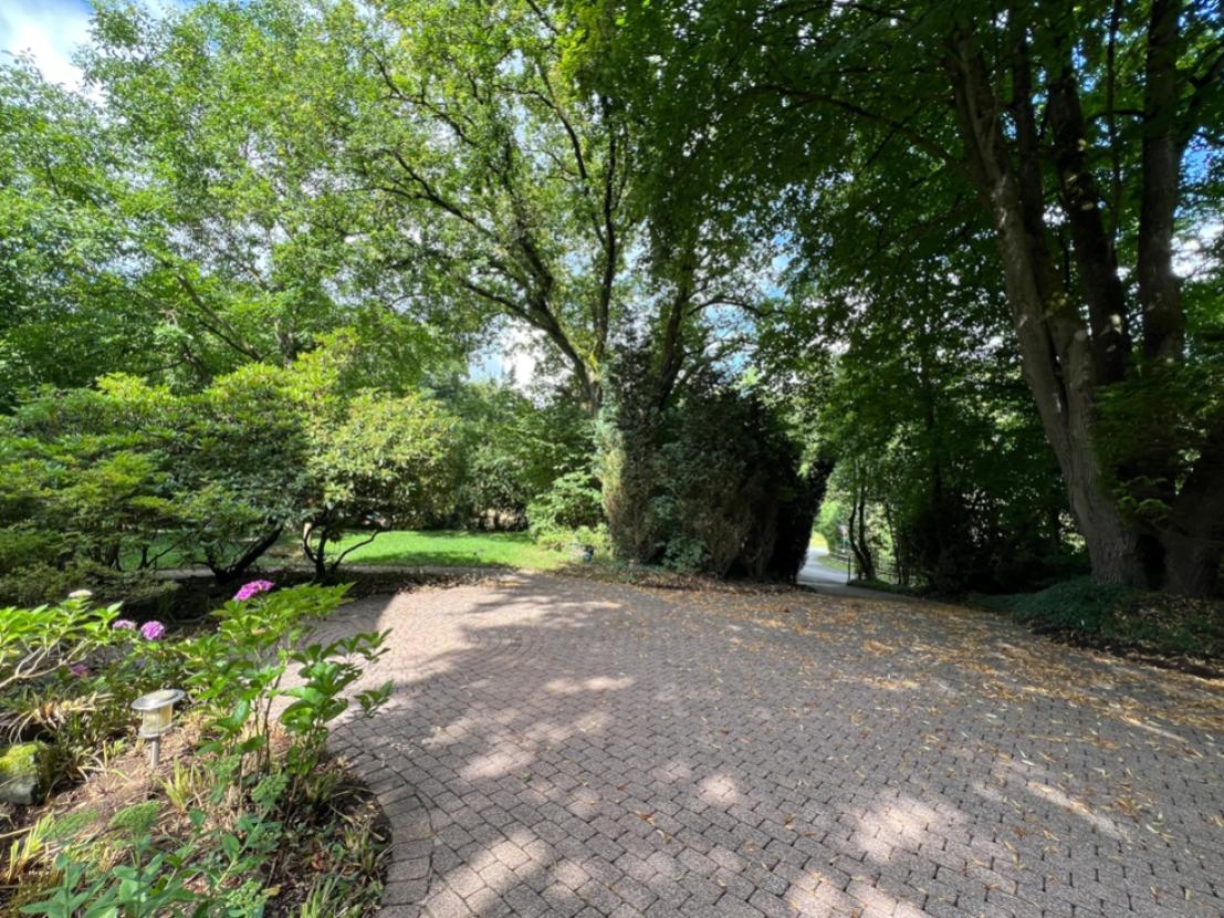 Einfahrt zum Anwesen