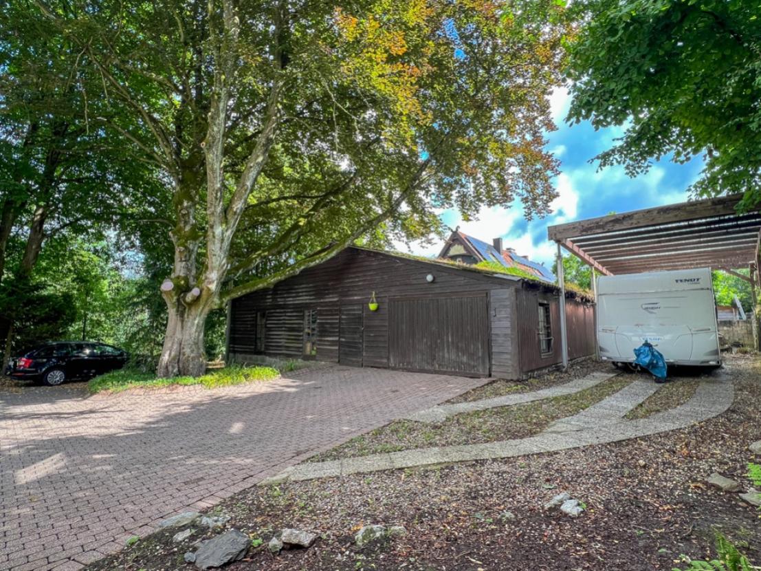 Garage und Stellplatz