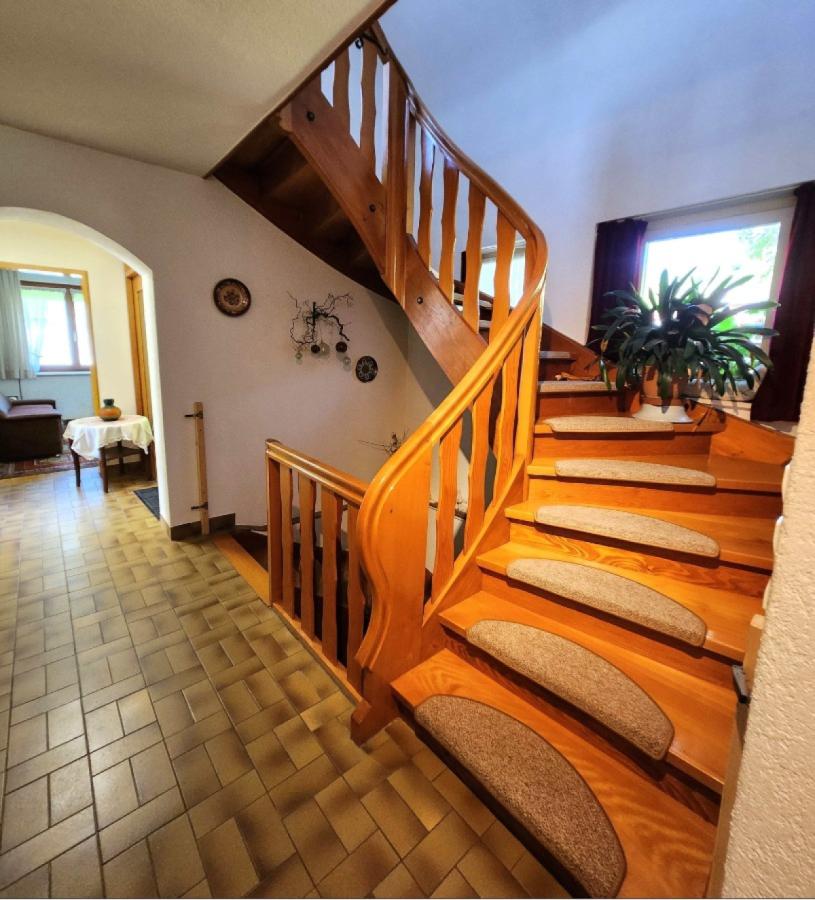 23 EG Treppenaufgang OG