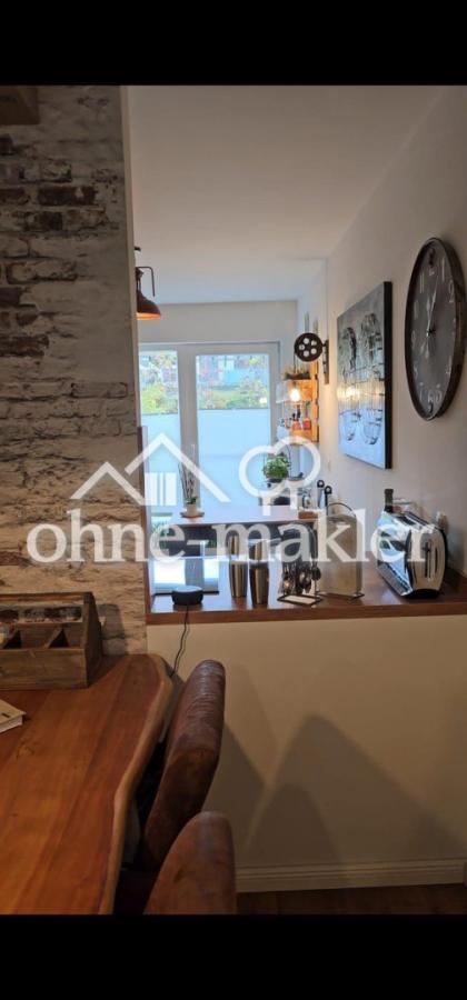 Blick in Küche von Wohnzimmer