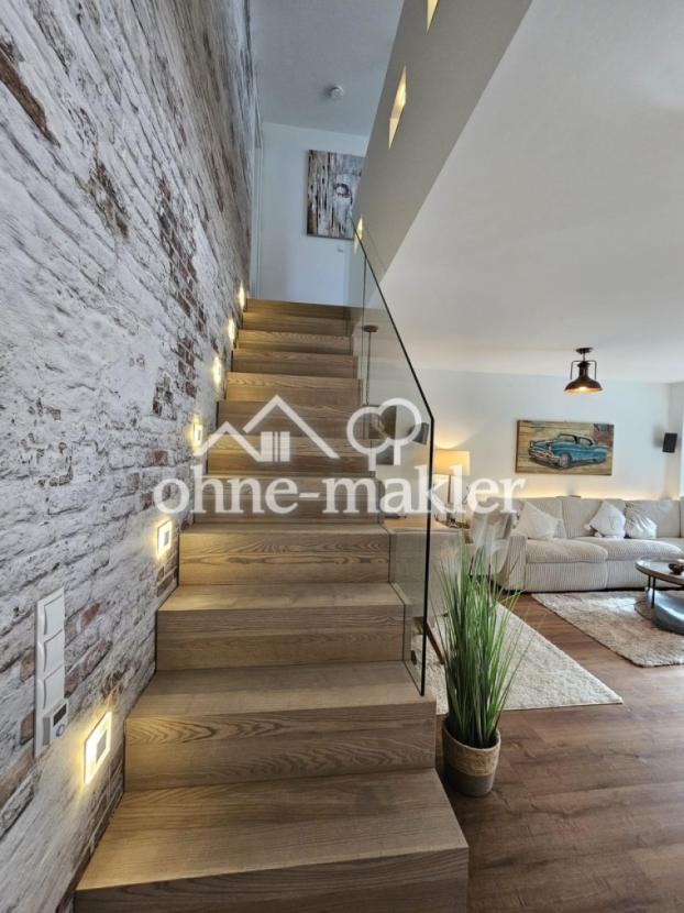 Treppe EG ins OG Glasgeländer