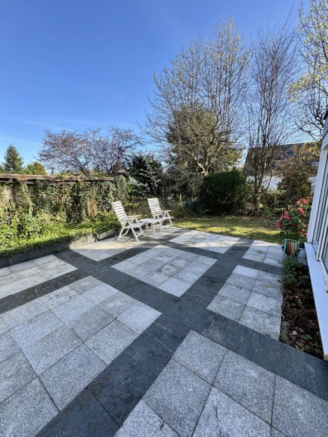 Ausblick vom Wohnzimmer auf die Terrasse