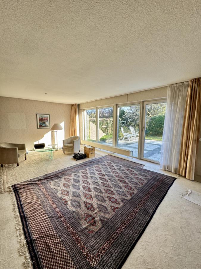 Einblick ins großzügige Wohnzimmer