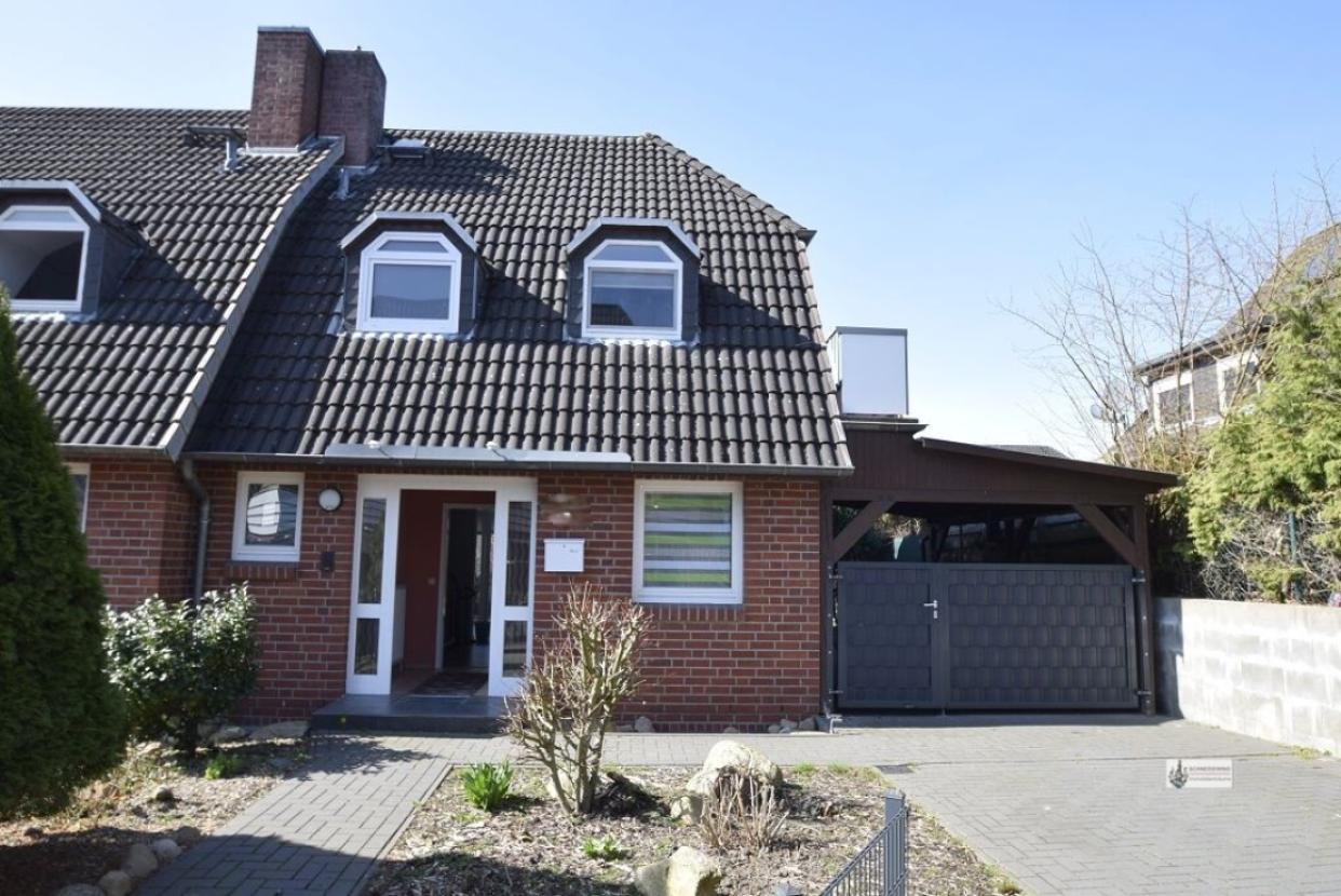 Ostseite mit Carport