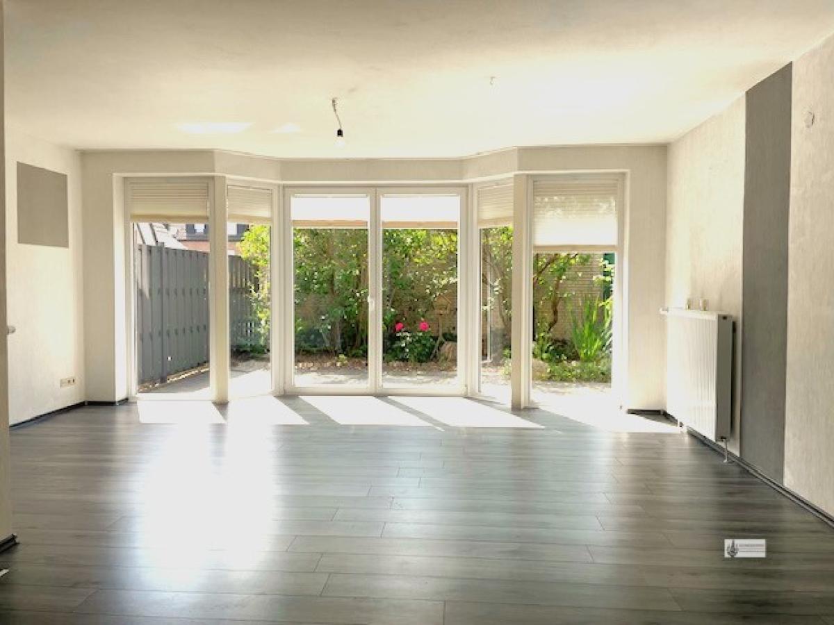 Wohnzimmer mit Blick zur Terrasse