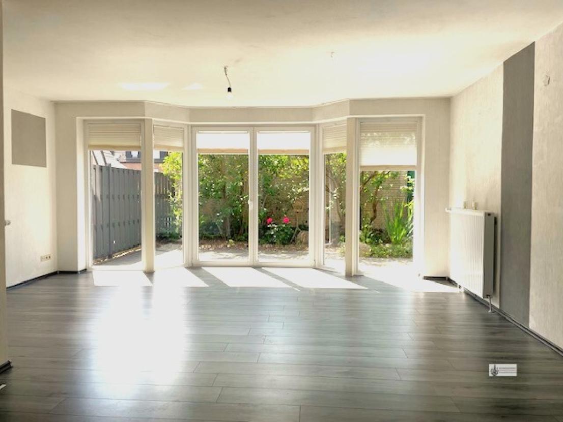 Wohnzimmer mit Blick zur Terrasse