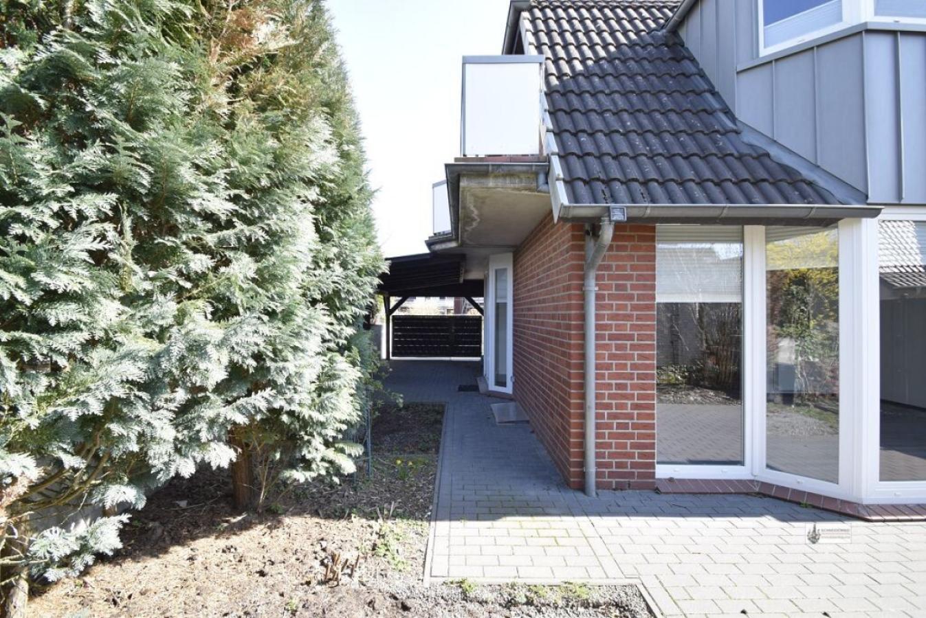 Blick ins Carport von Terrassenseite