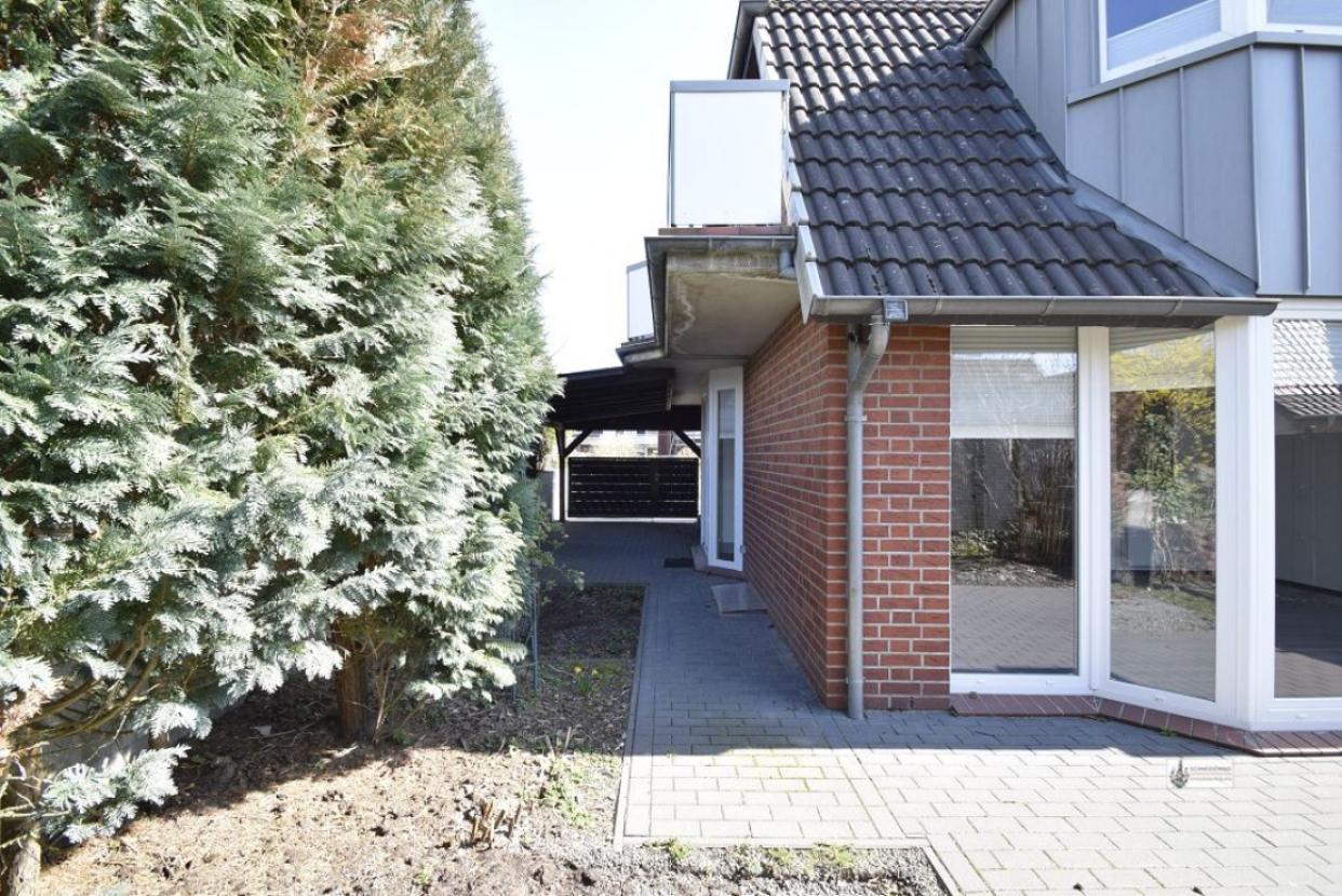 Blick ins Carport von Terrassenseite