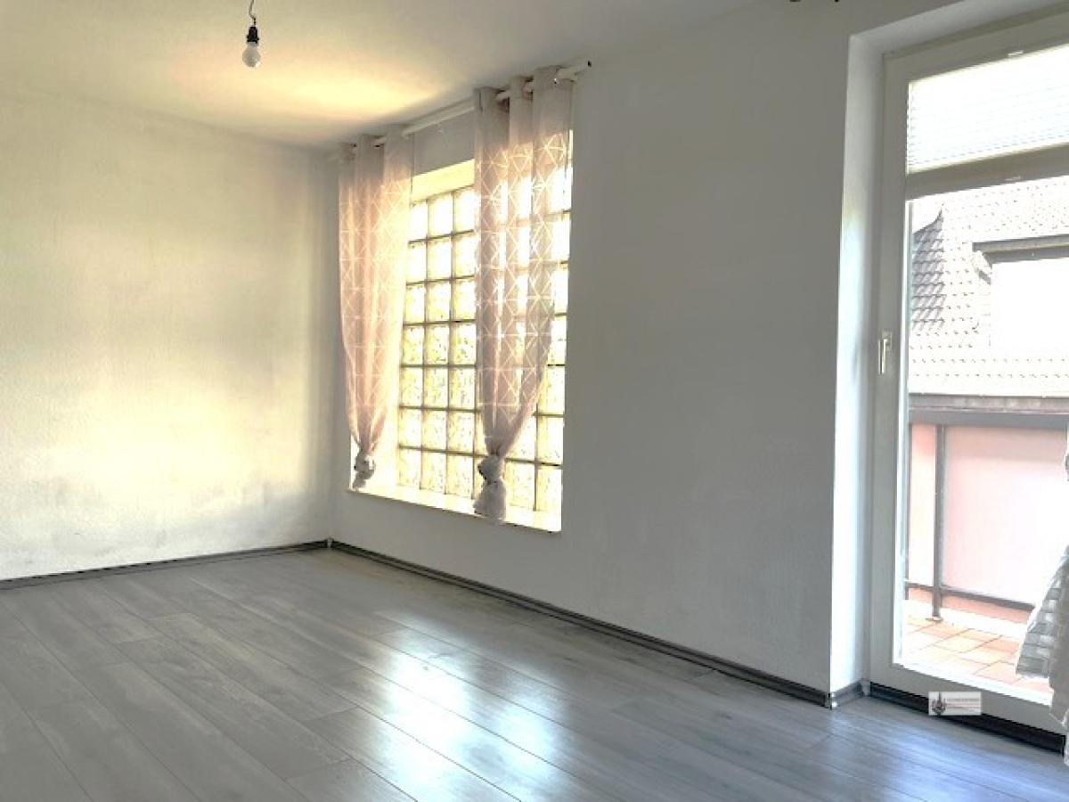 Elternschlafzimmer mit Balkontür und Glasbausteinen