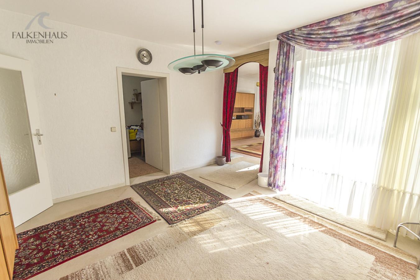 Essraum mit direkt angenzender Küche und Zugang zur Terrasse