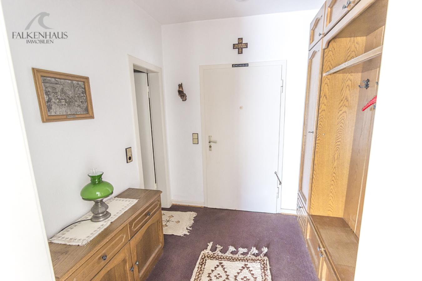 Blick auf Ihre Haustür und das Badezimmer