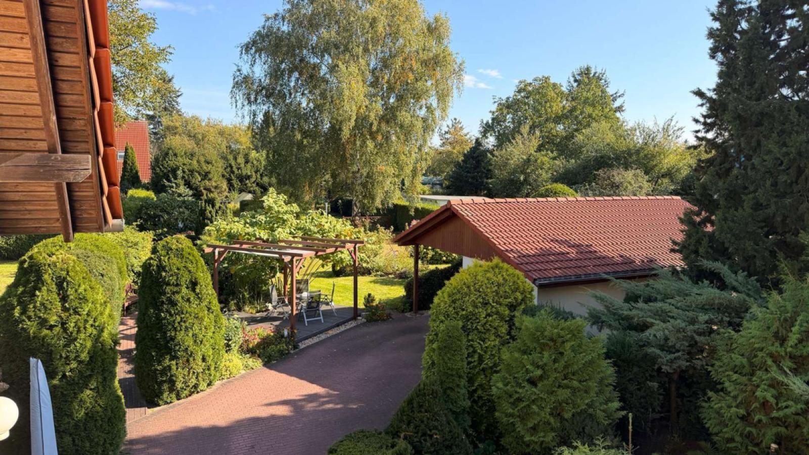 Die Garage neben der Teichterrasse