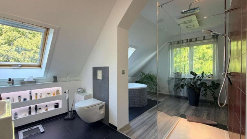 Das Badezimmer im OG