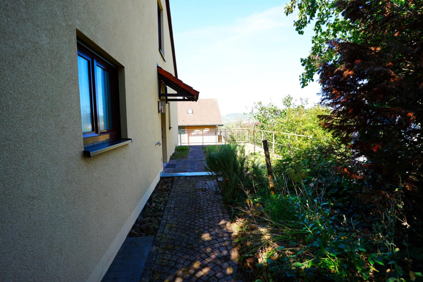 11-Terrasse v. Garage u. Nebenzugang Haus