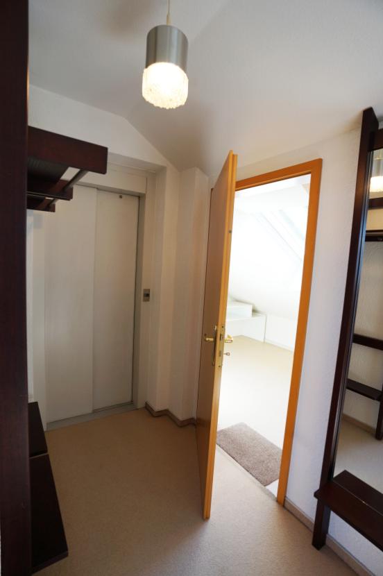 41-Flur i. DG zu Stauraumzimmer und Aufzug