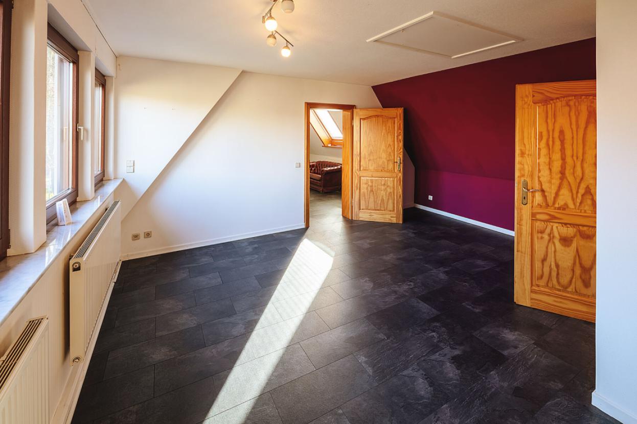 Wohnbereich oder Arbeitszimmer im Dachgeschoss