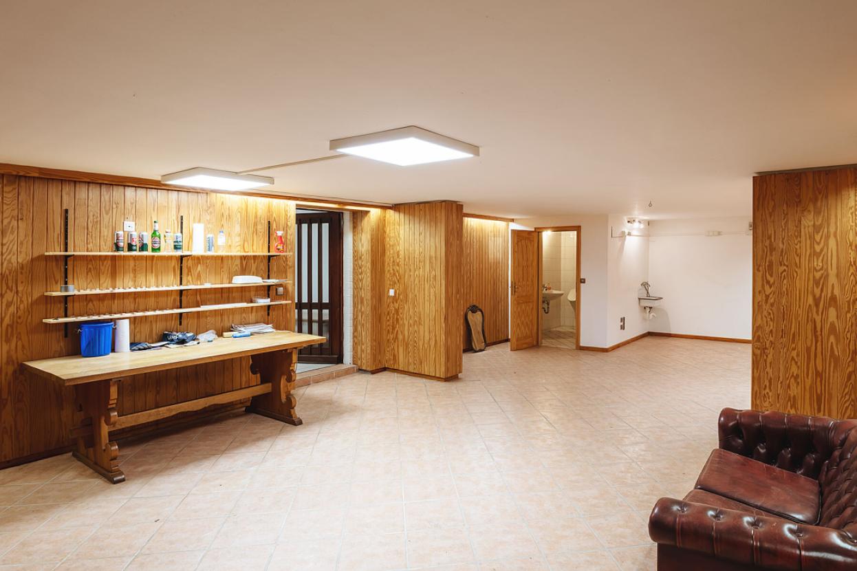 Großer Hobbyraum im Keller