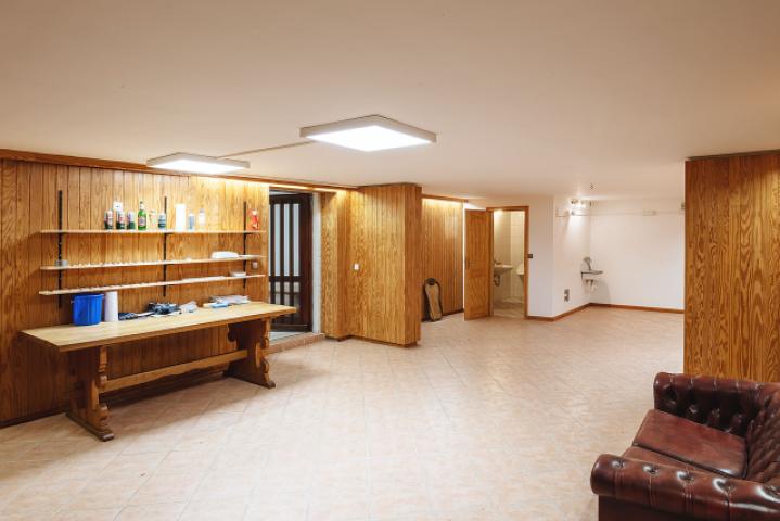 Großer Hobbyraum im Keller