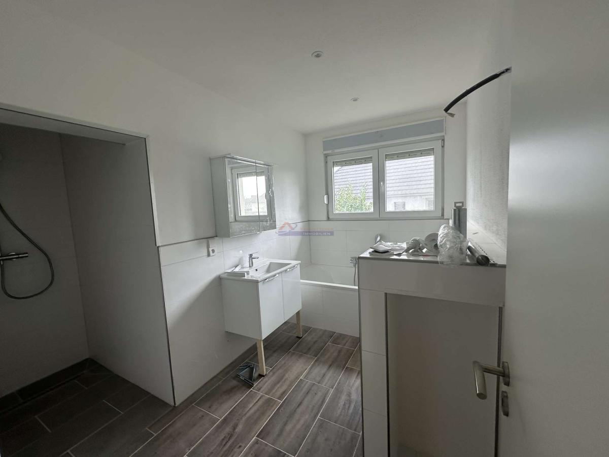 Bad mit Wanne und DuschEcke