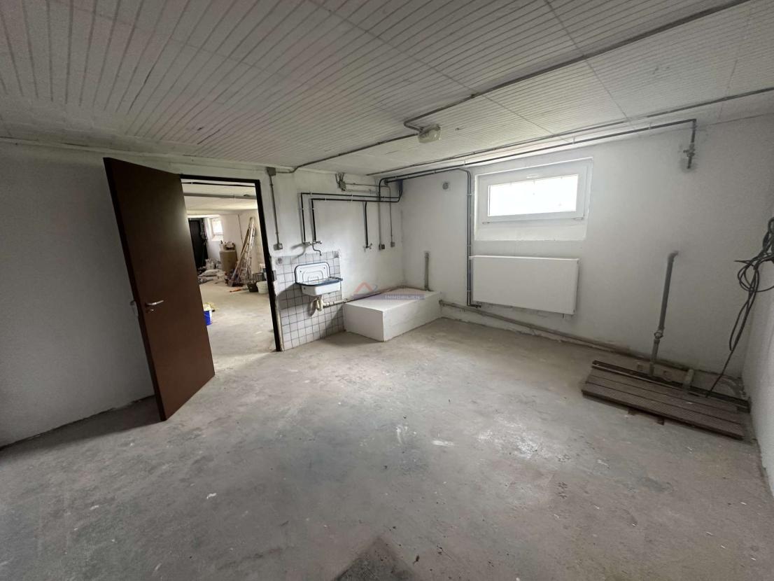 Waschraum mit Zugang Garage