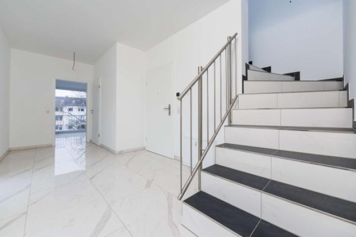 Großzügige Diele mit Aufgang zur oberen Ebene