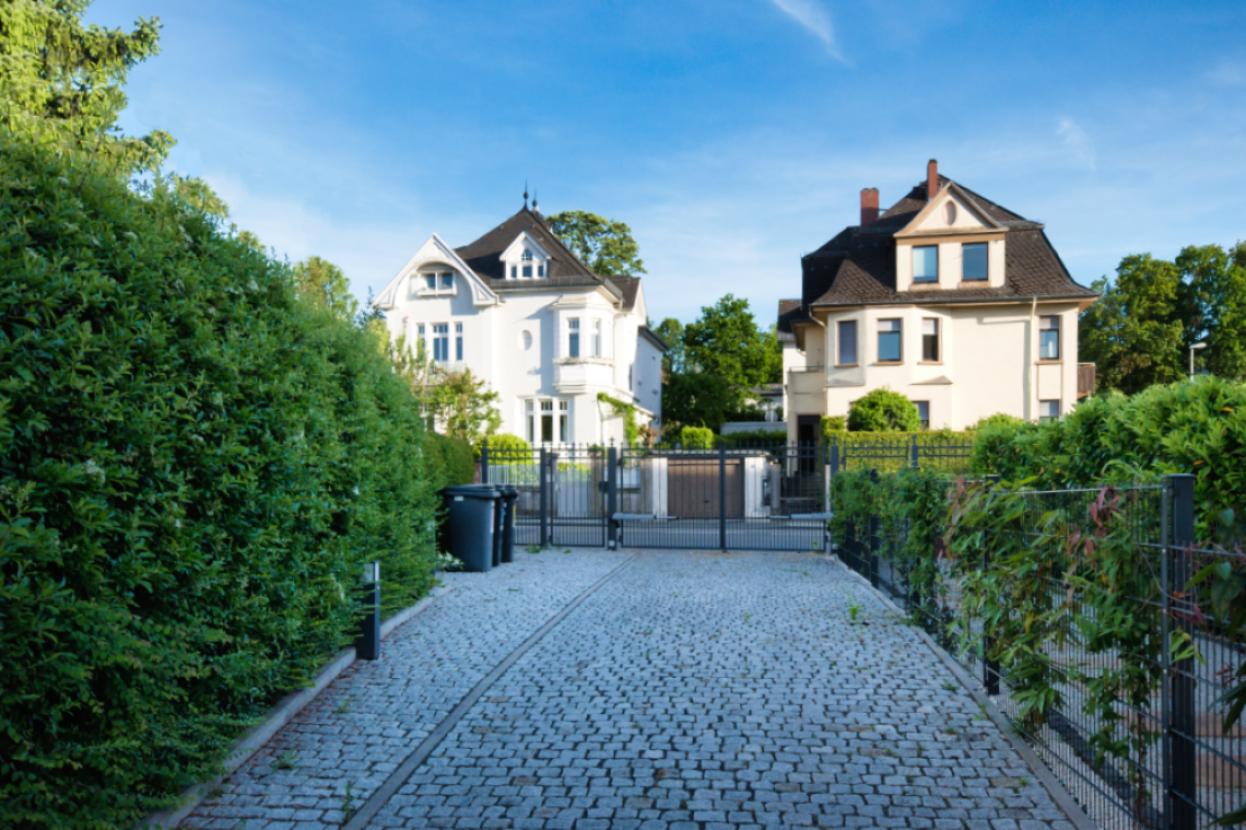 Einfahrt - Sicher und diskret