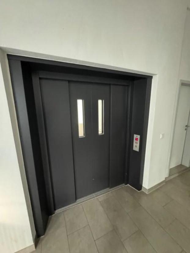 24 großer Personenaufzug - für Möbel geeignet