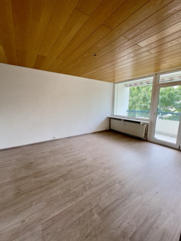 Wohnzimmeransicht mit Balkon