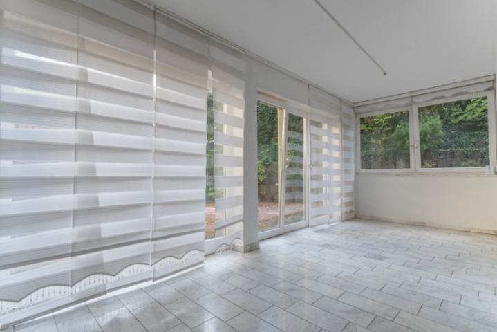 Bodentiefe Fensterfront zur Terrasse