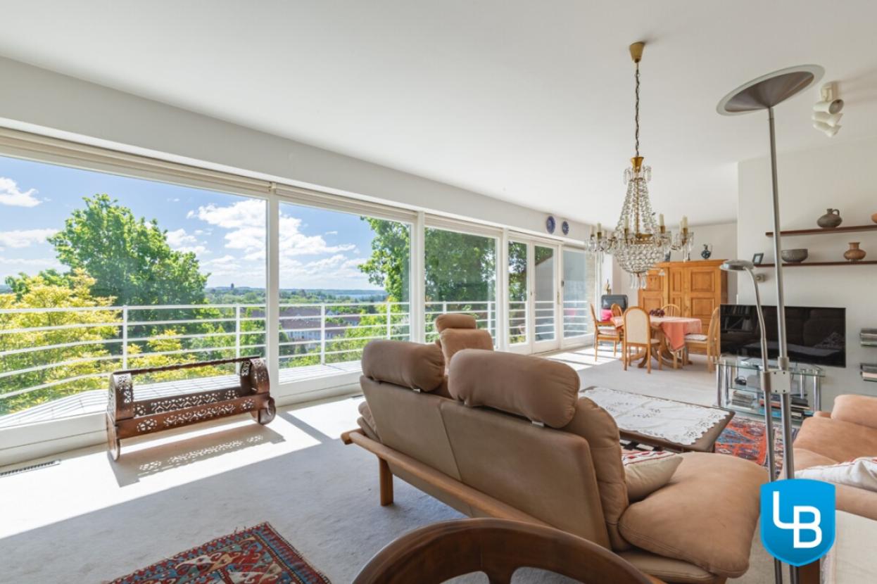 Lichtdurchflutetes Wohnzimmer mit Zugang zum Balkon