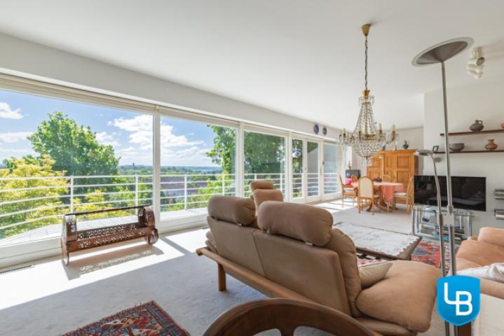 Lichtdurchflutetes Wohnzimmer mit Zugang zum Balkon