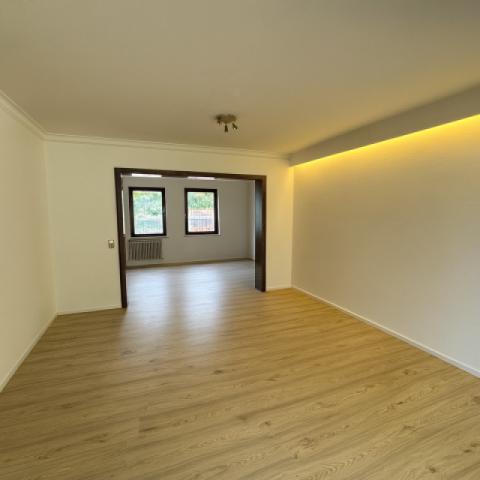 Wohnzimmer mit Blick in das Esszimmer