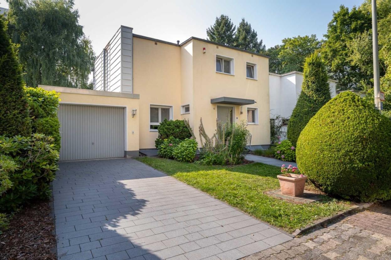 Haus Vorderseite mit Vorgarten, Garage und Stellplatz