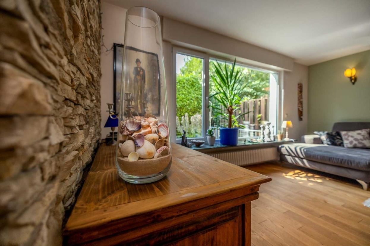 Wonzimmer mit Blick ins Grüne und auf den Pool