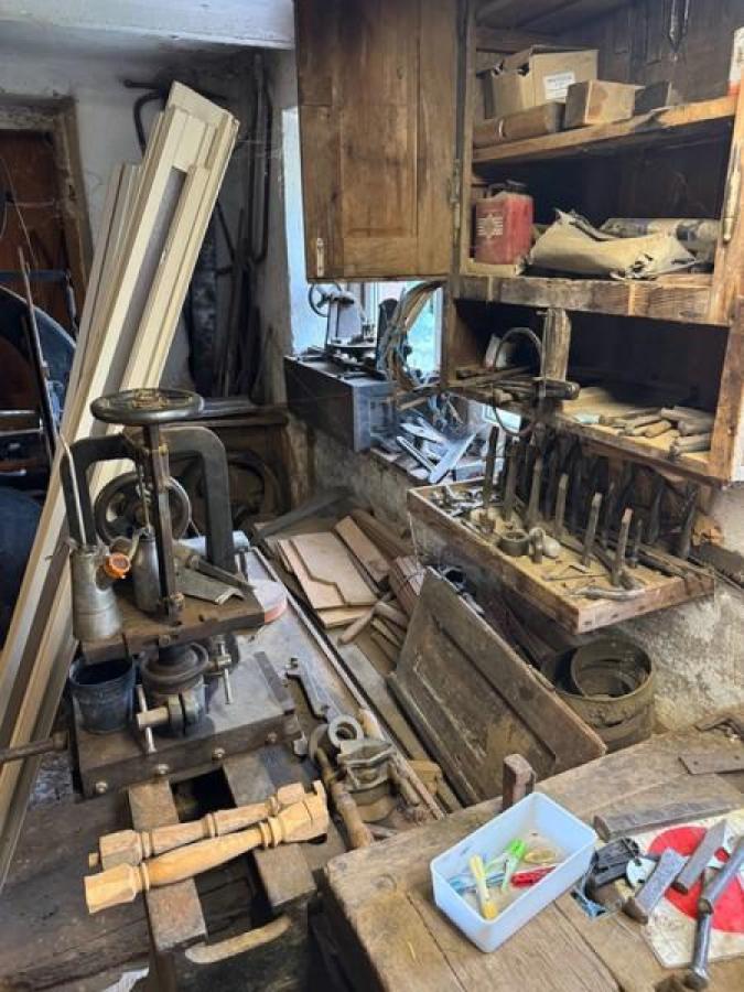 42 Werkstatt mit funktionsfähiger Einrichtung