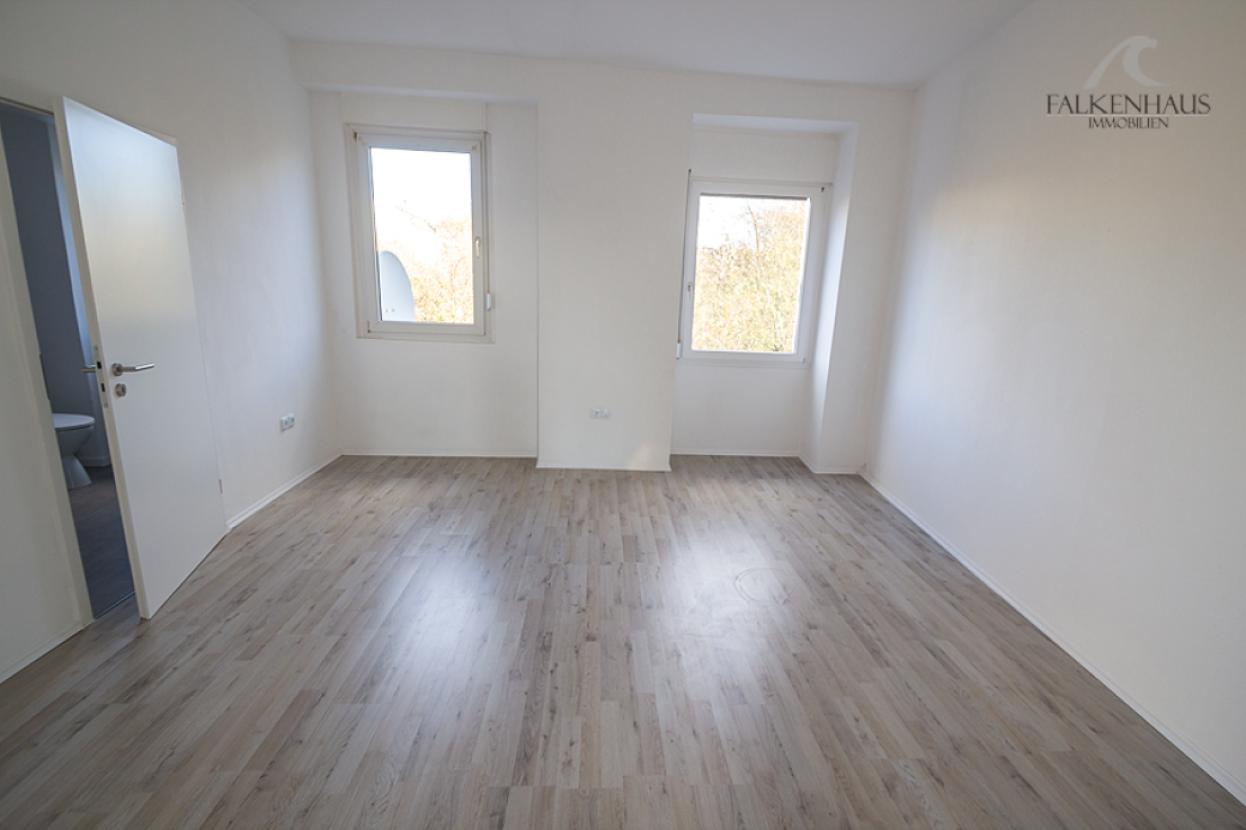 Elternschlafraum mit angrenzenden Ankleiderraum