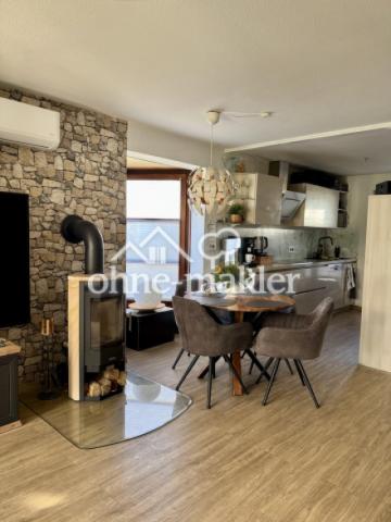 Kaminofen mit Essbereich