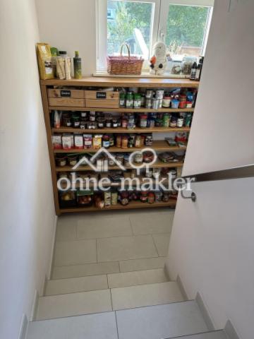 Vorratsregal im Kellerabgang