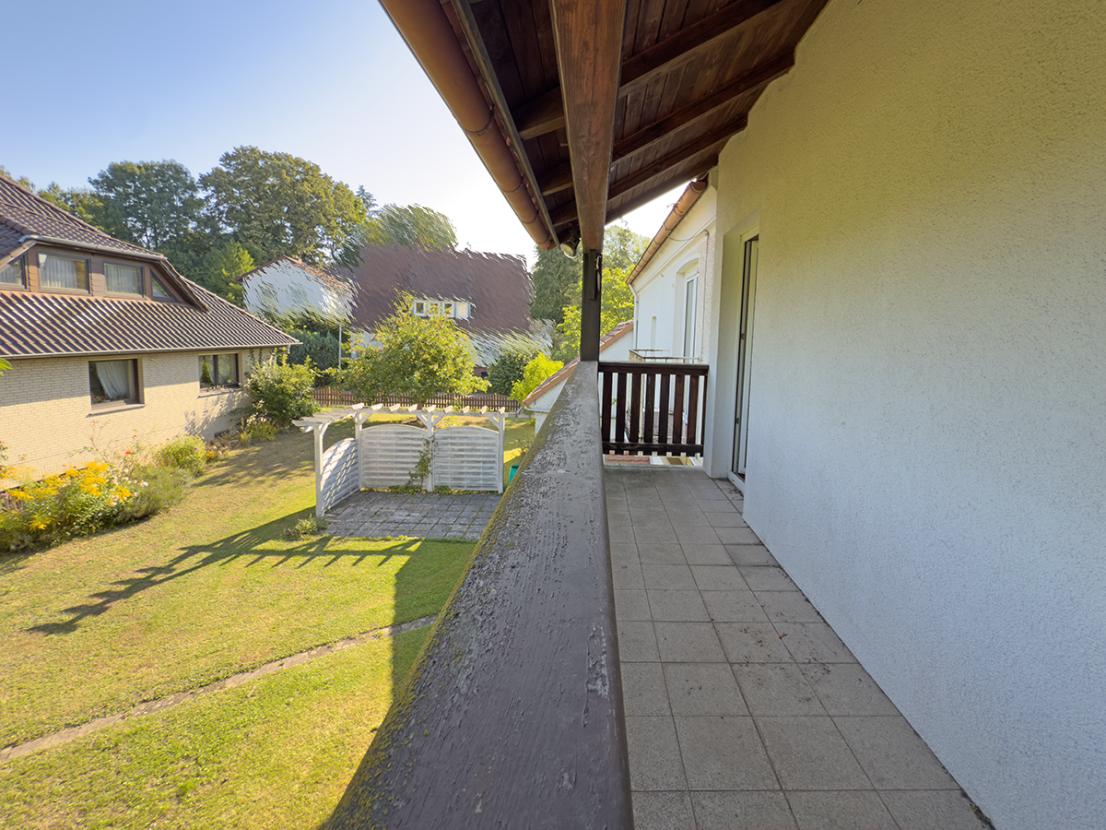 Überdachter Balkon im Obergeschoss